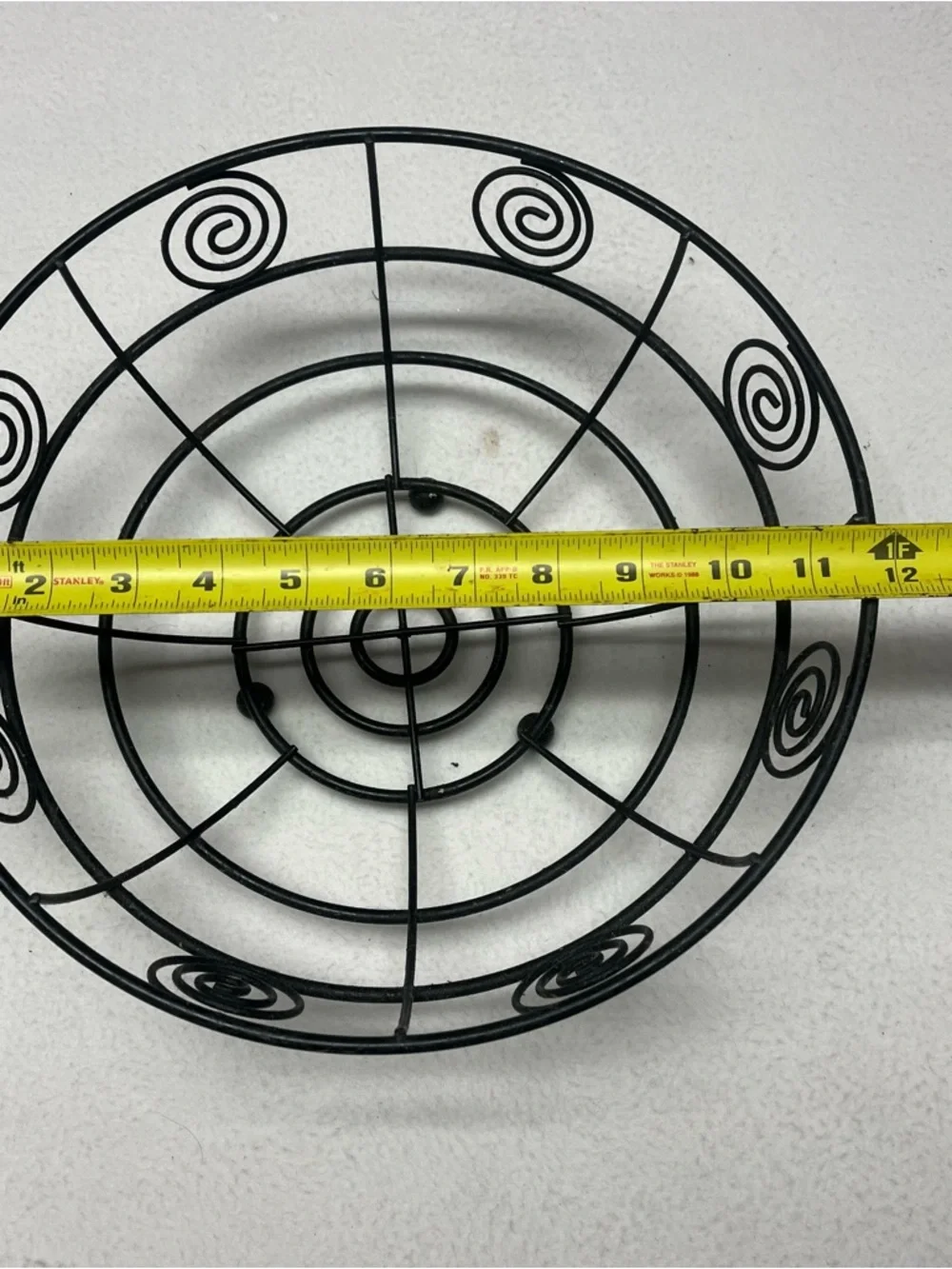 Black Metal Spiral Fruit Plate - Decorative Round Hook Rack